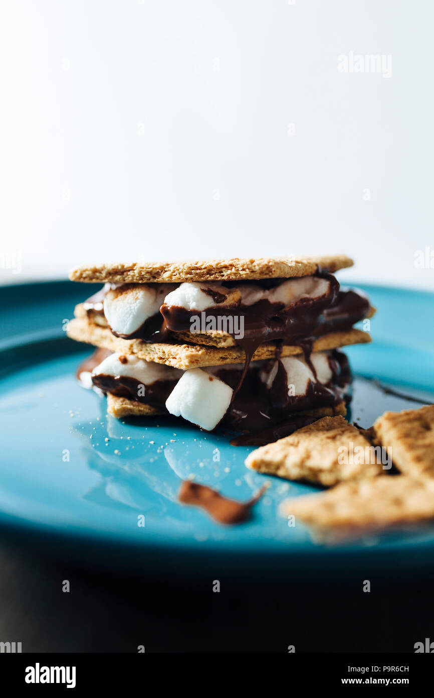 S'more dessert estivo fuso su una piastra di colore blu Foto Stock