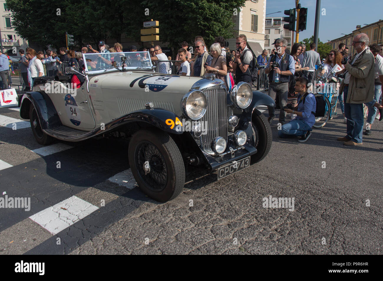 Brescia, Italia - 19 Maggio 2018: LAGONDA M 45 RAPIDE 1934 è una vecchia macchina da corsa nel rally Mille Miglia 2018, live shot presso il famoso storico italiano rac Foto Stock