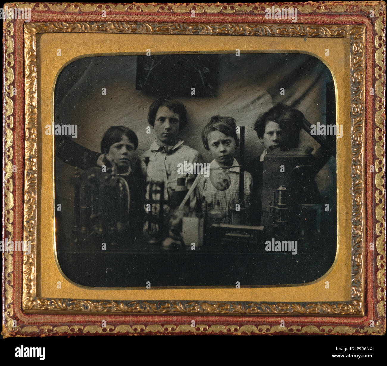 230 ragazzi dietro un esperimento scientifico Foto Stock