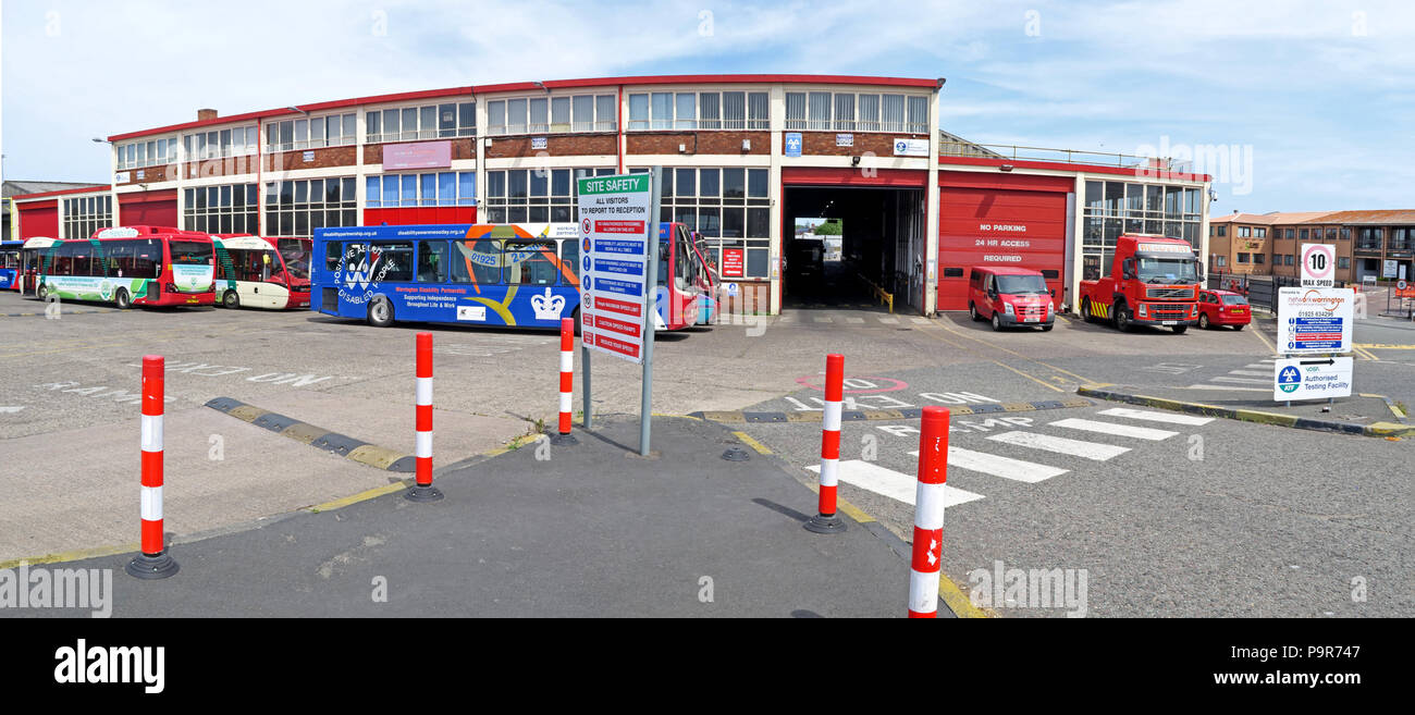 Warringtons proprio autobus, deposito principale ingresso, Wilderspool Causeway, Cheshire, North West England, Regno Unito Foto Stock