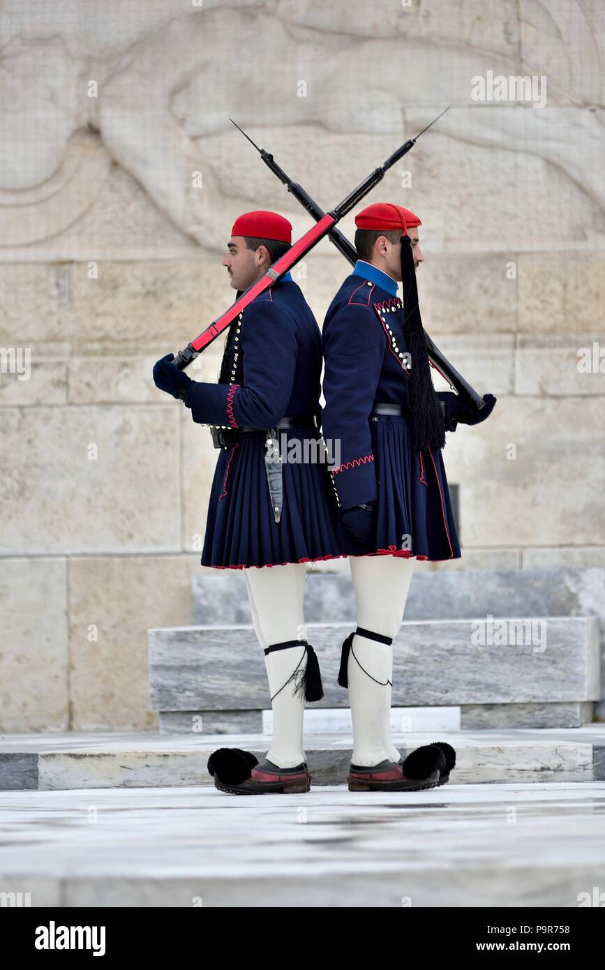 Evzones in piazza Syntagma, Atene Foto Stock