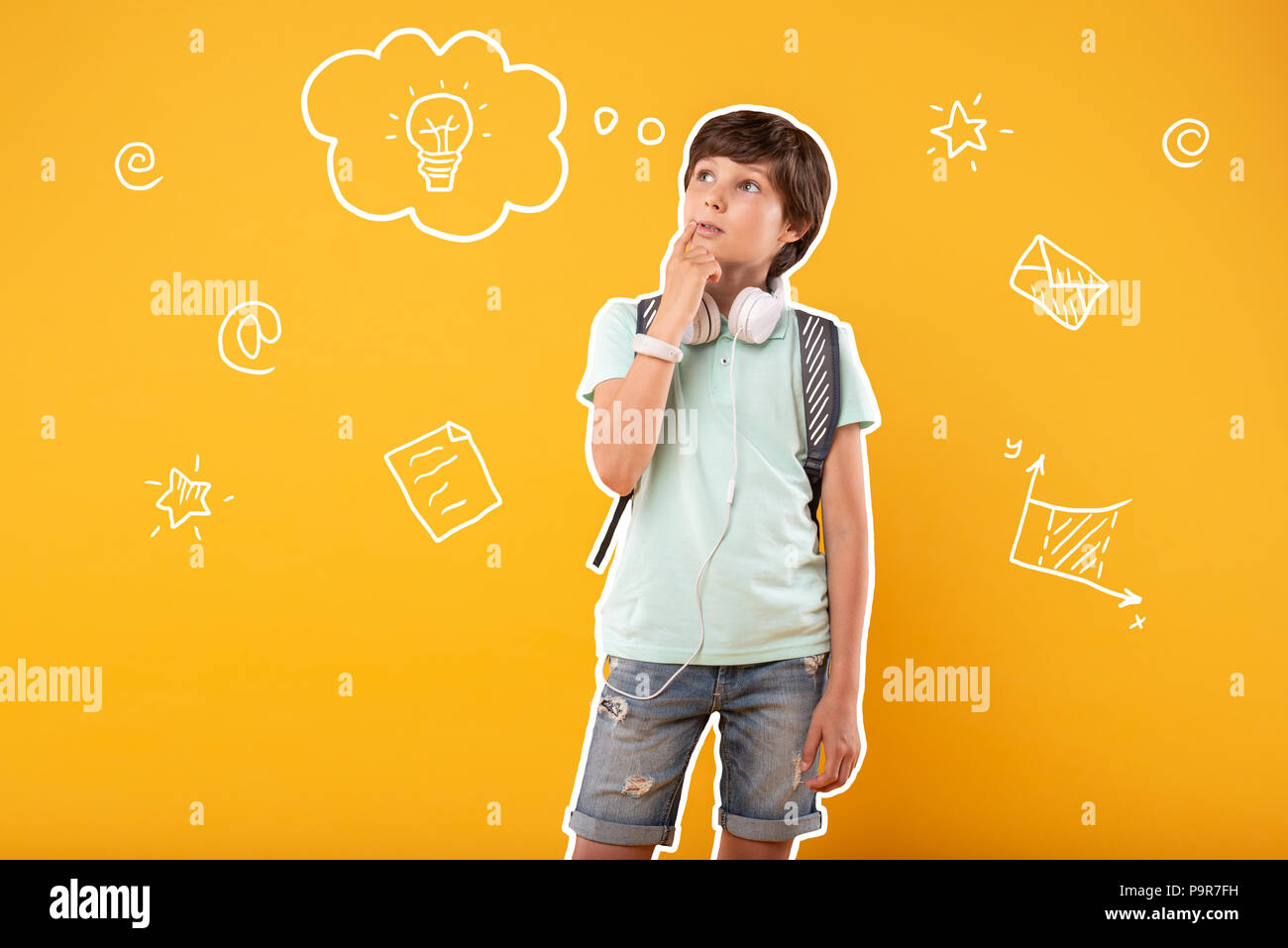 Calma ragazzo di toccare le sue labbra mentre pensando Foto Stock