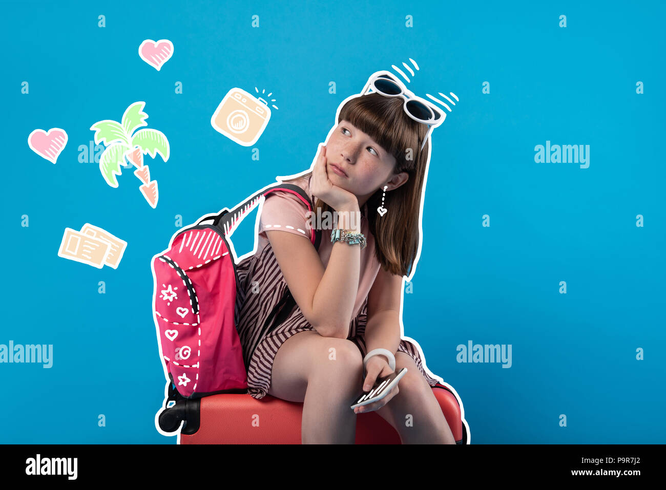 Calma ragazza seduta sul suo bagaglio e in attesa per il viaggio Foto Stock