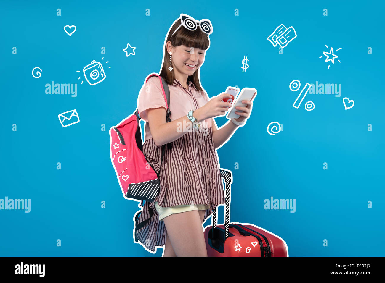 Ragazza positivo mettere il denaro sul suo conto prima di viaggiare Foto Stock