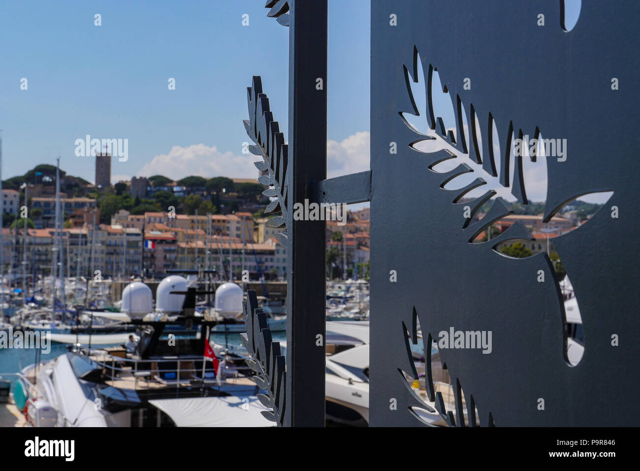 CANNES, Francia - 14 maggio: il Logo del Festival Palace mostrato a maggio 2018 a Cannes, Francia. Il tappeto rosso per la famosa salita di fasi di artisti del Festival Internazionale del Film. Foto Stock