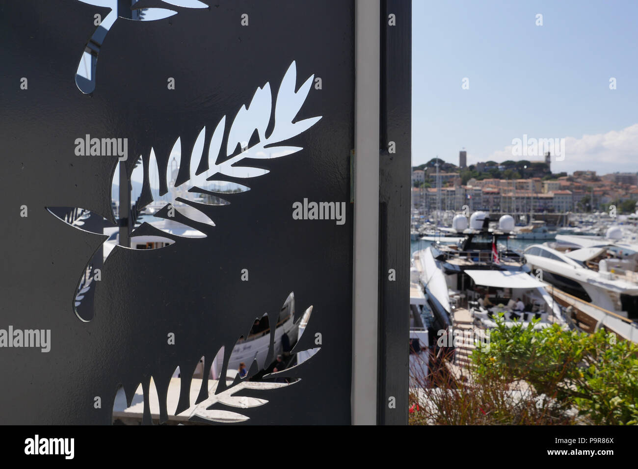 CANNES, Francia - 14 maggio: il Logo del Festival Palace mostrato a maggio 2018 a Cannes, Francia. Il tappeto rosso per la famosa salita di fasi di artisti del Festival Internazionale del Film. Foto Stock