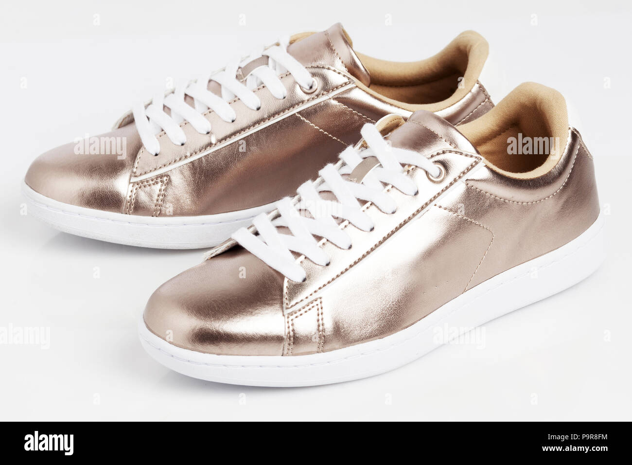 Sneakers basiche dorate con zeppa interiore da donna NASSAU