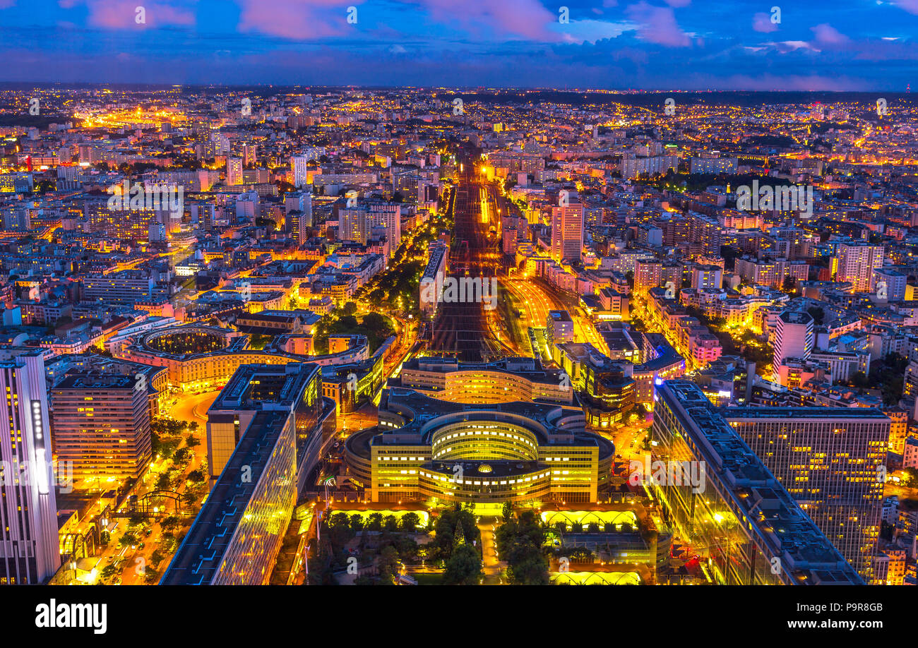 Vista aerea di Gare Montparnasse illuminato da blue ora dal Tour panoramico di Montparnasse. Parigi paesaggio urbano. Stile parigino architettura della Francia in Europa. Scena notturna. Foto Stock