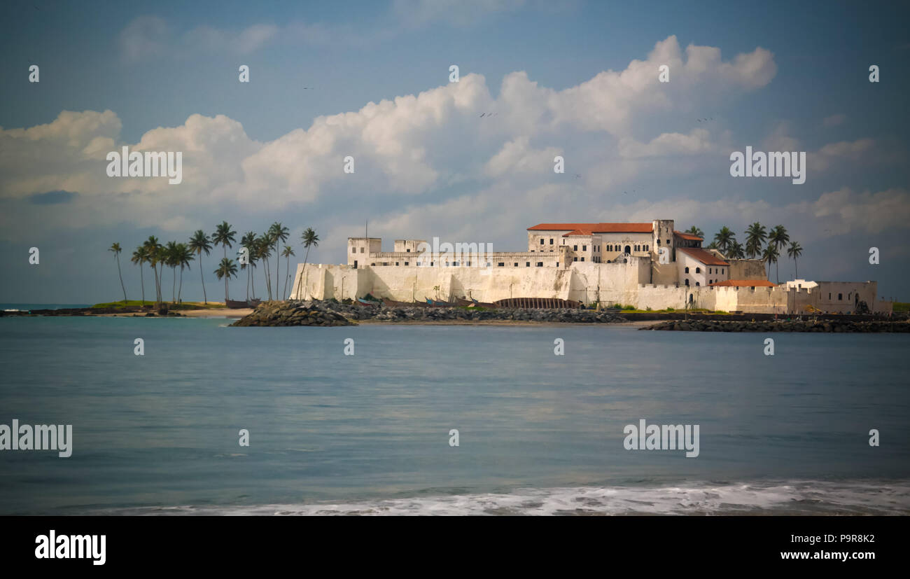 Vista esterna al castello di Elmina e fortezza nel Ghana Foto Stock