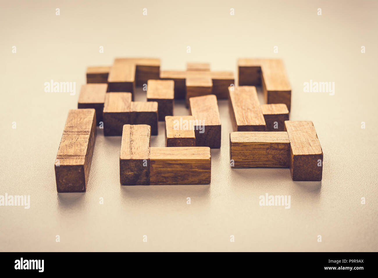 Abstract Background. Diverse forme di blocchi di legno su sfondo bianco. Concetto di creative, il pensiero logico o problem solving. Tonica foto Foto Stock