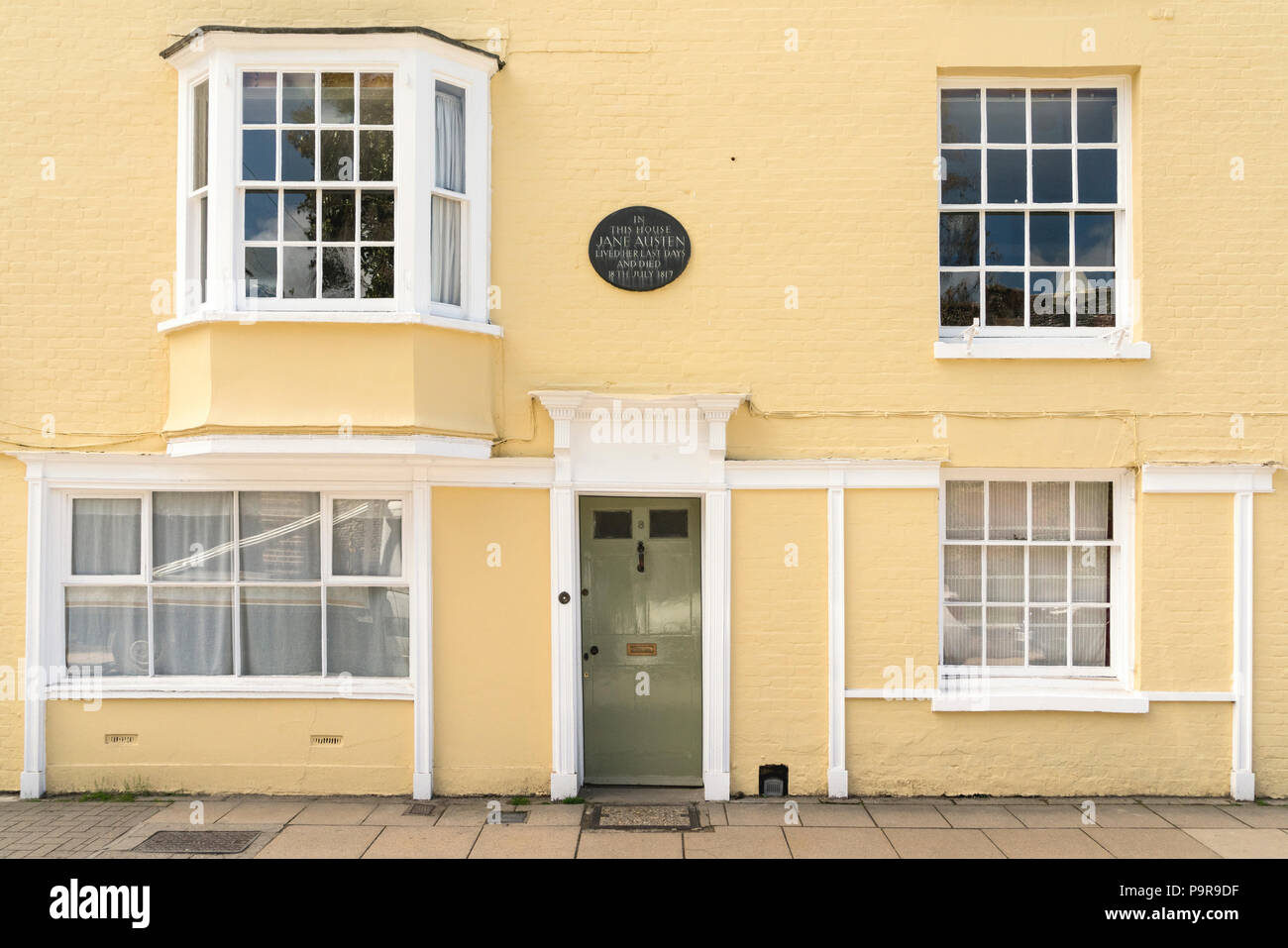 Casa con placca su porta dove l'autore inglese "Jane Austen visse i suoi ultimi giorni e morì il 18 luglio 1817' in Winchester, Hampshire, Inghilterra Foto Stock