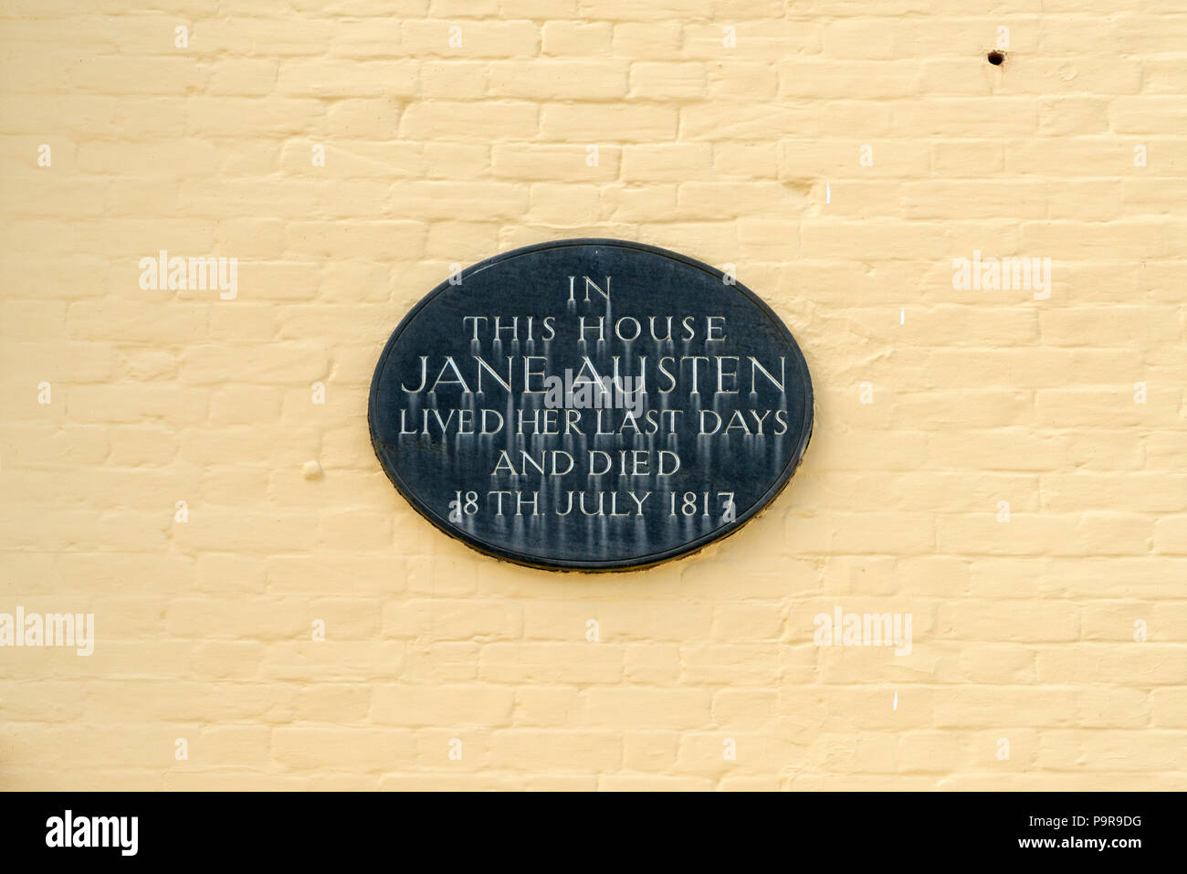 La placca sul muro di una casa in cui l autore inglese "Jane Austen visse i suoi ultimi giorni e morì il 18 luglio 1817' in Winchester, Hampshire, Inghilterra Foto Stock