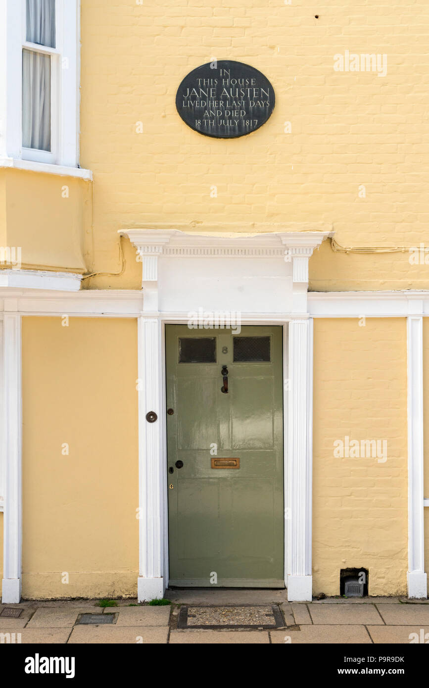 Casa con placca su porta dove l'autore inglese "Jane Austen visse i suoi ultimi giorni e morì il 18 luglio 1817' in Winchester, Hampshire, Inghilterra Foto Stock