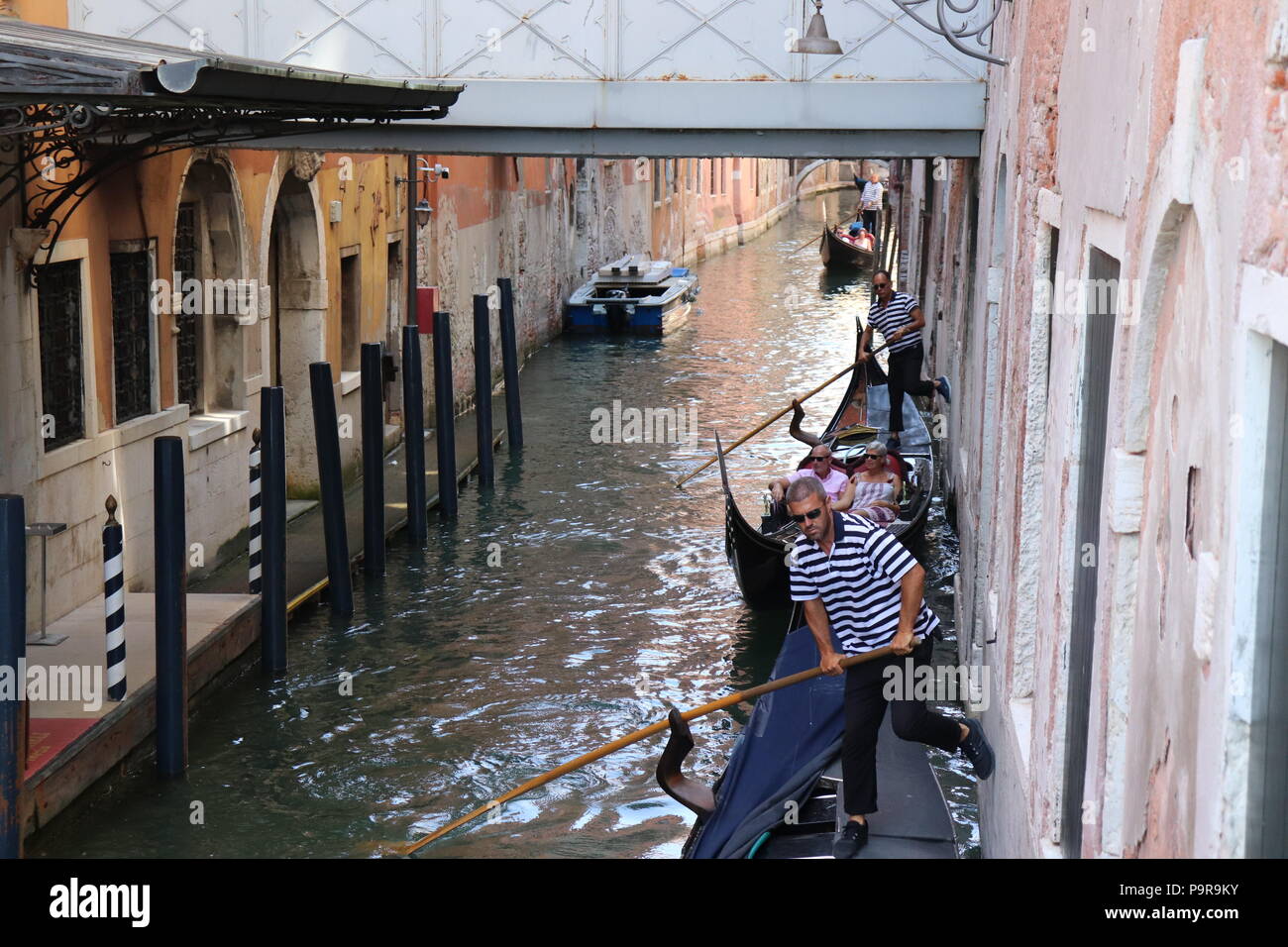 Venezia. In Gondola. L'estate. Antico. Canal. Oceano. Italia.Città d'acqua. La città galleggiante Foto Stock