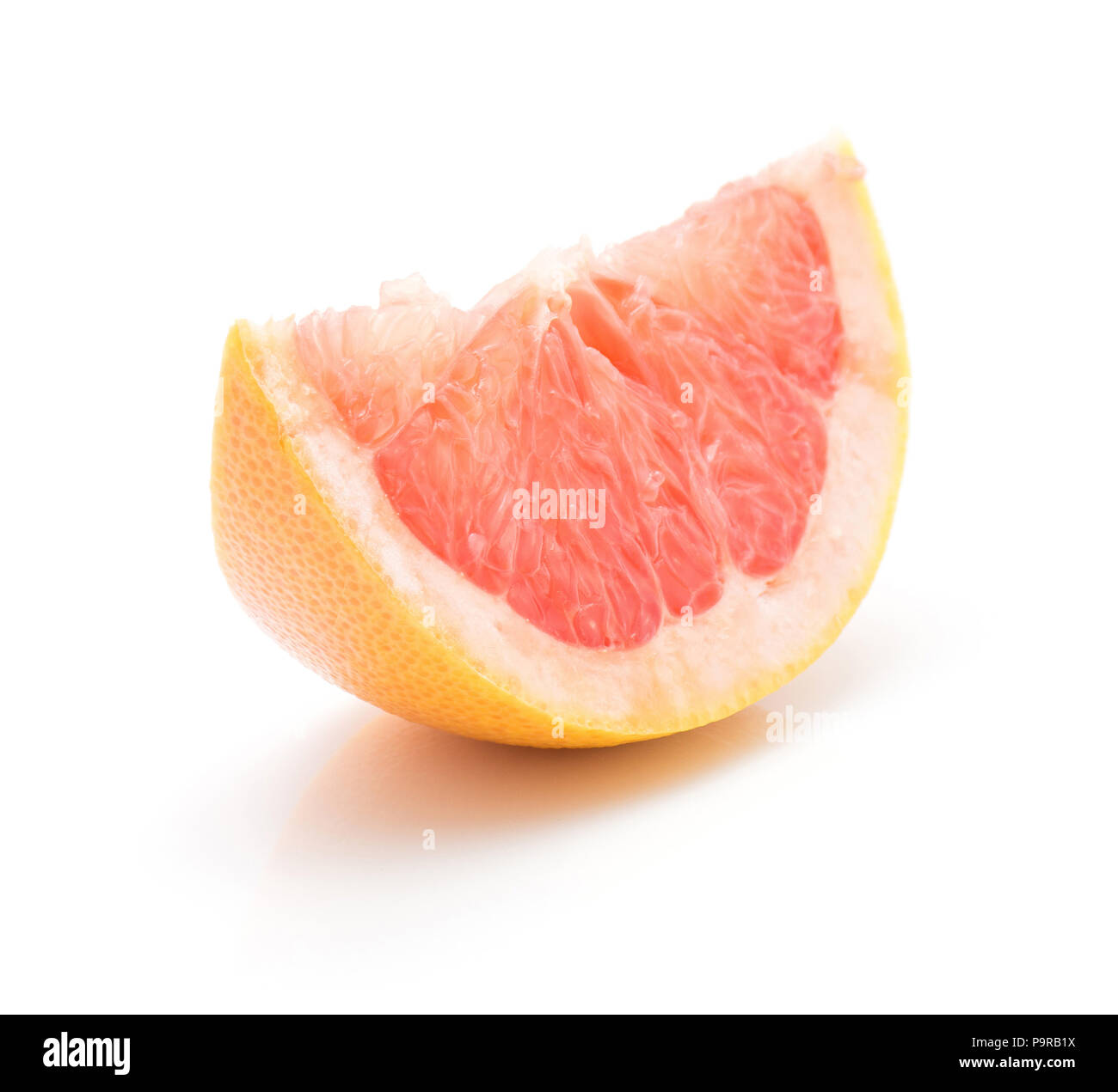 Un pompelmo rosso slice isolati su sfondo bianco Foto Stock