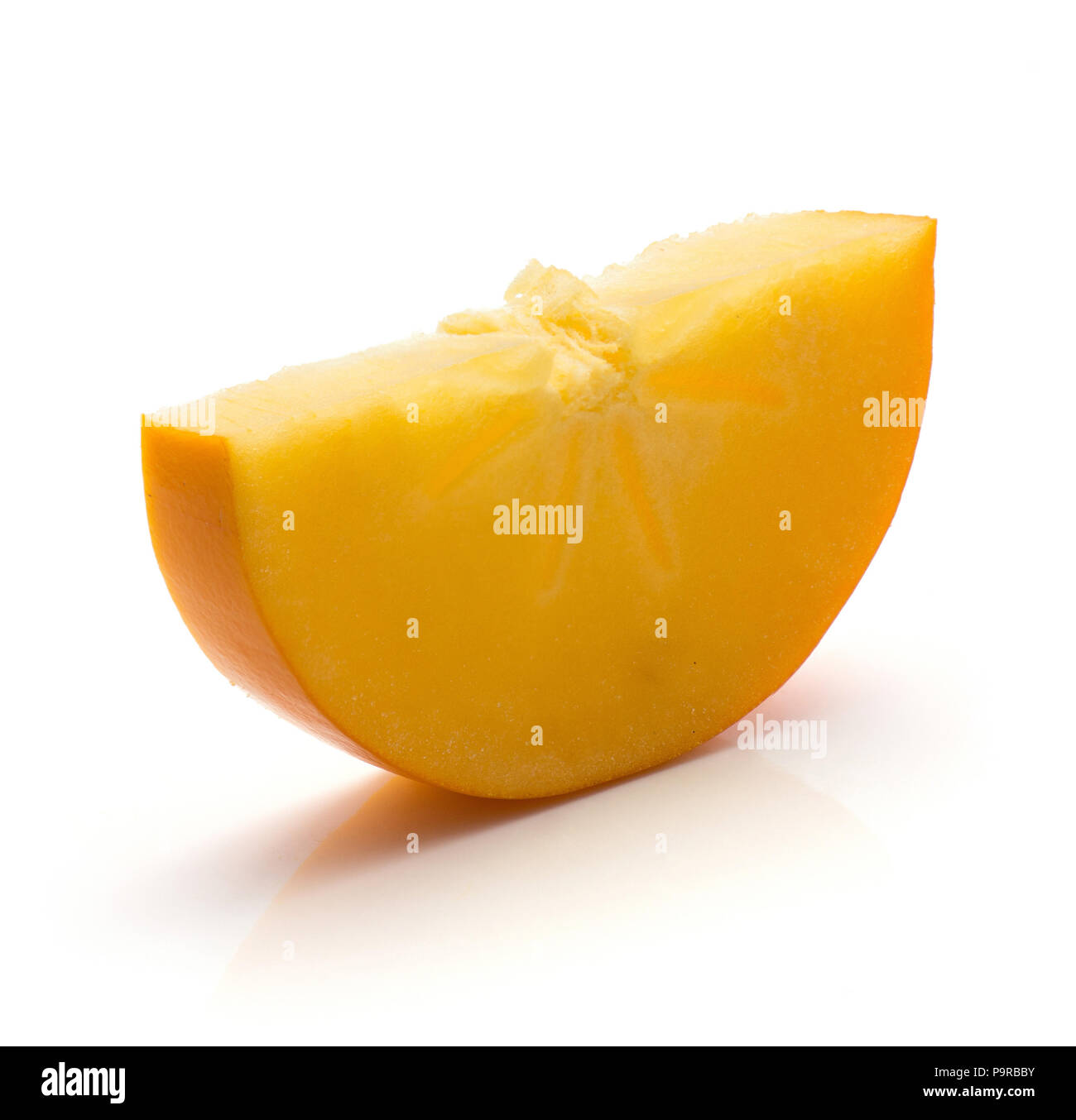 Uno dimezzato persimmon Kaki slice isolati su sfondo bianco Foto Stock
