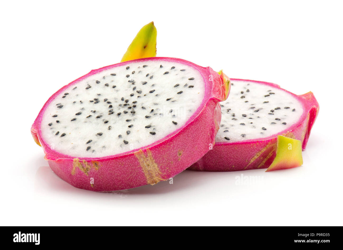 Drago due fette di frutta (Pitaya, pitahaya) isolato su sfondo bianco Foto Stock