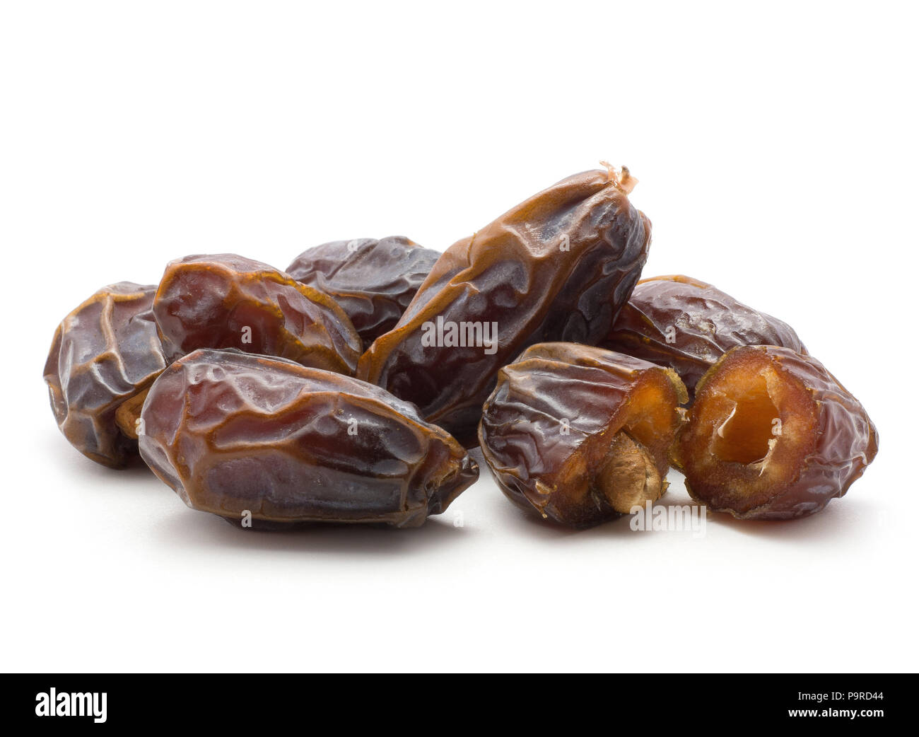 Data frutti Medjool uno stack tagliata aperta con un seme isolati su sfondo bianco Foto Stock