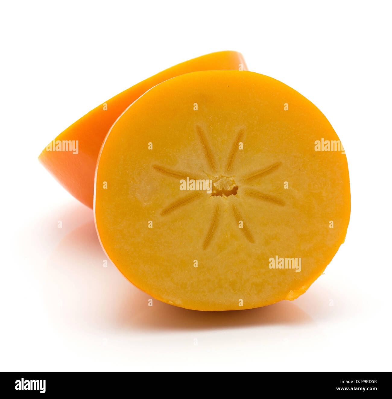 Uno persimmon Kaki tagliata aperta isolata su sfondo bianco due metà Foto Stock
