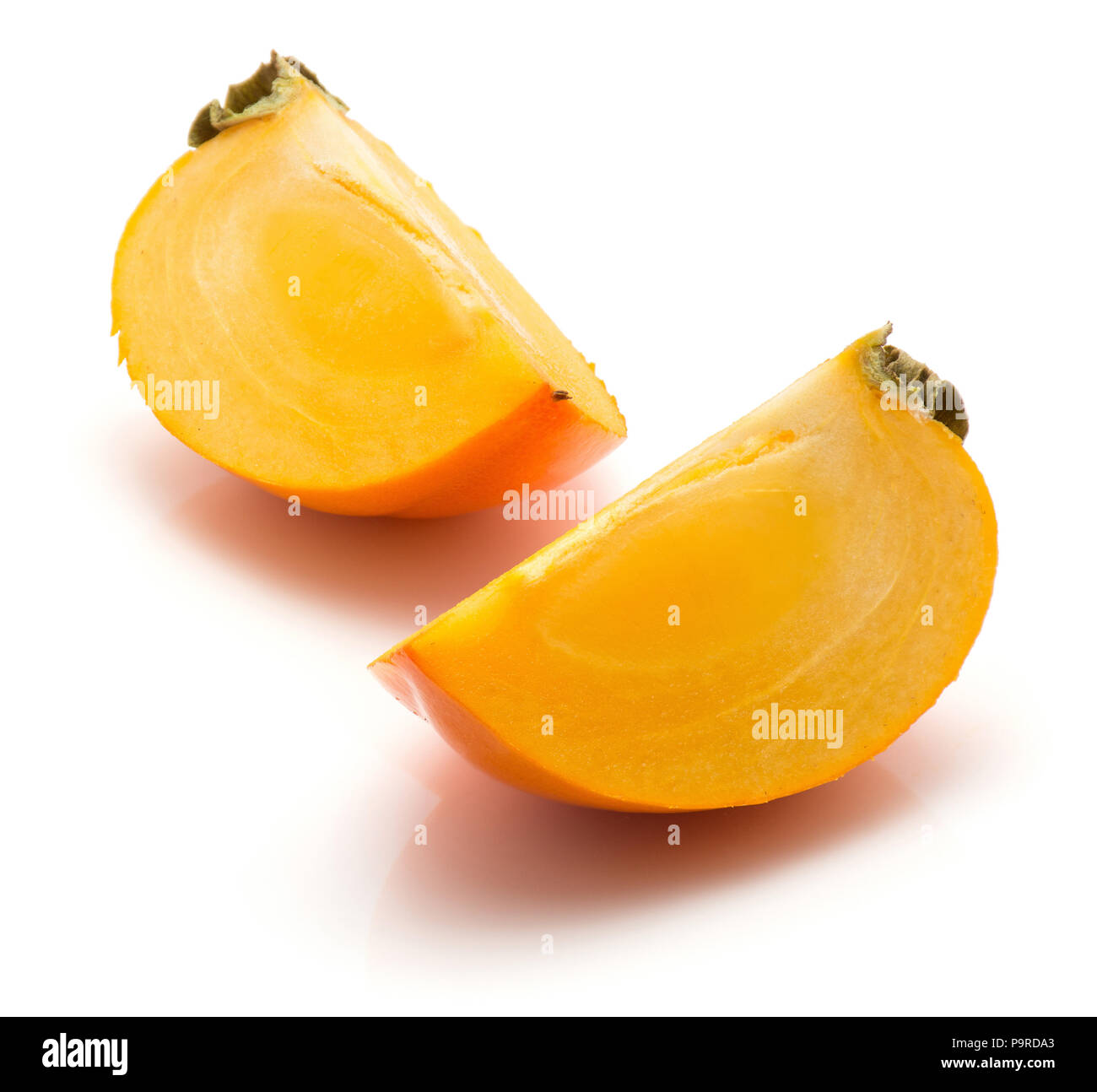 Affettato Kaki persimmon isolati su sfondo bianco due fette quarti Foto Stock