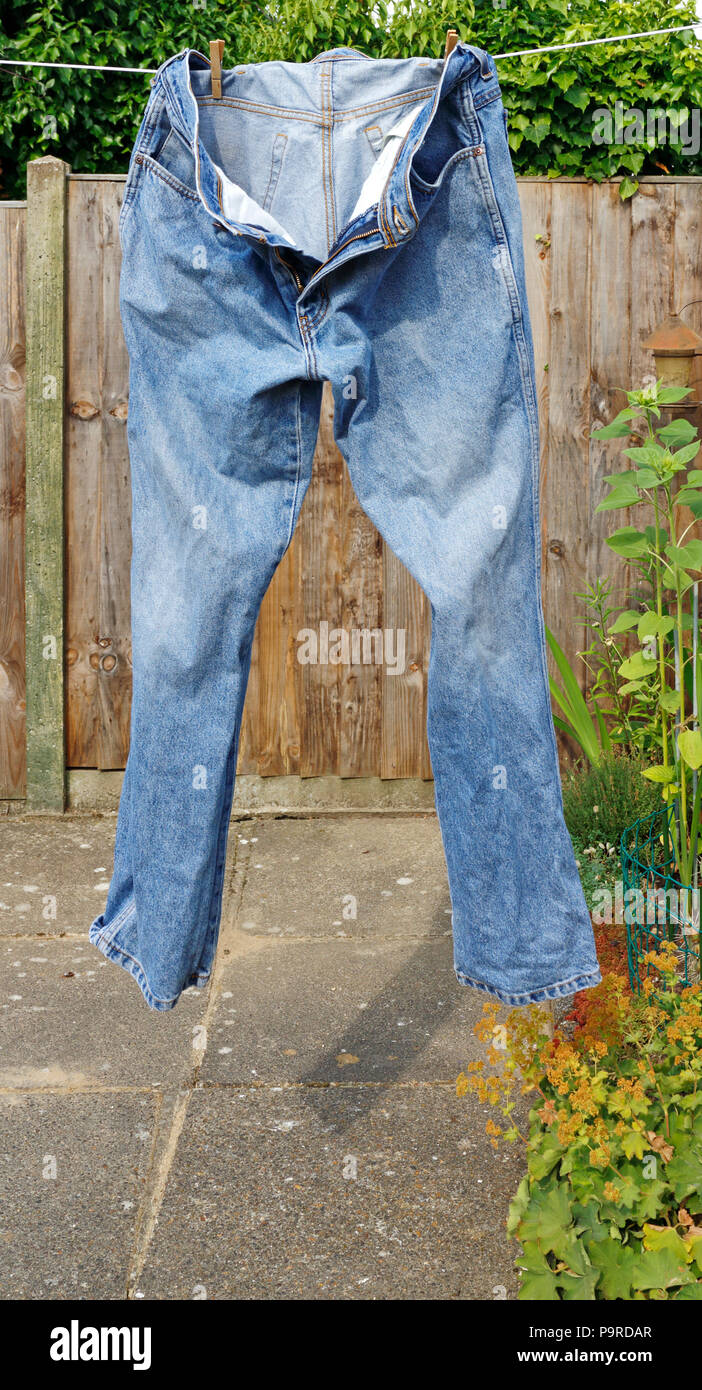 Jeans on washing line immagini e fotografie stock ad alta risoluzione Alamy