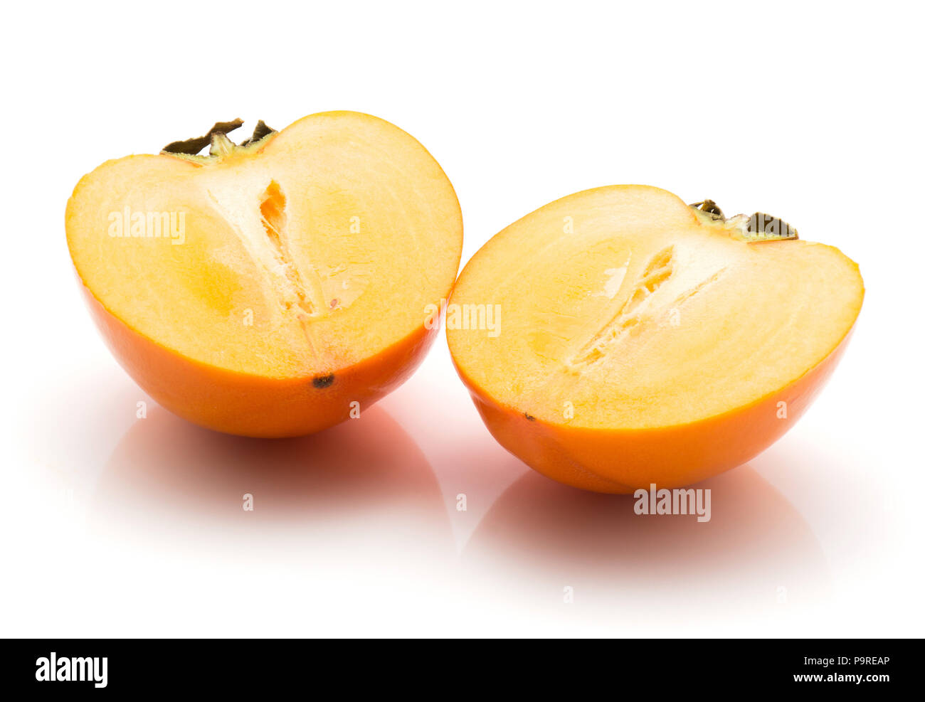 Persimmon Kaki due metà isolato su sfondo bianco Foto Stock
