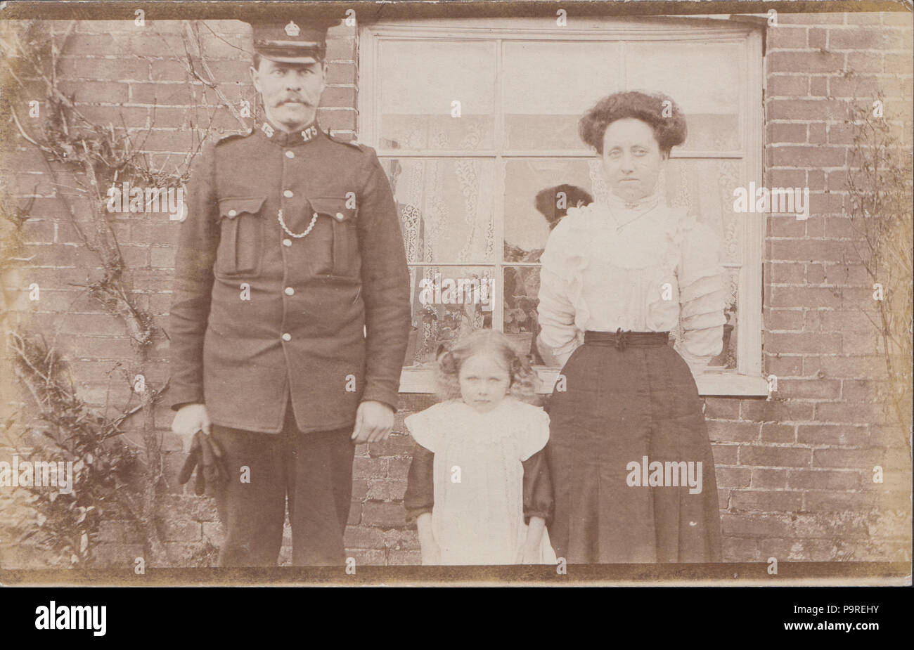 Vintage Fotografia della polizia di Suffolk Constable n. 175 con la moglie e la figlia Foto Stock