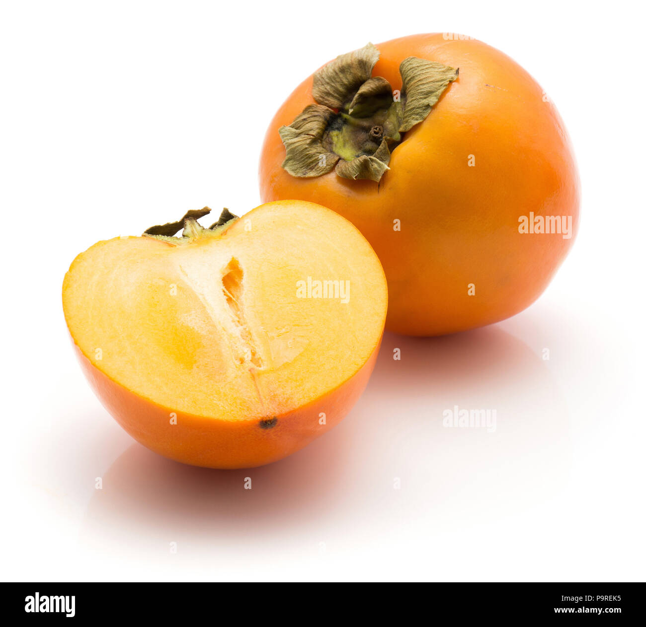 Persimmon Kaki isolati su sfondo bianco di una intera metà Foto Stock