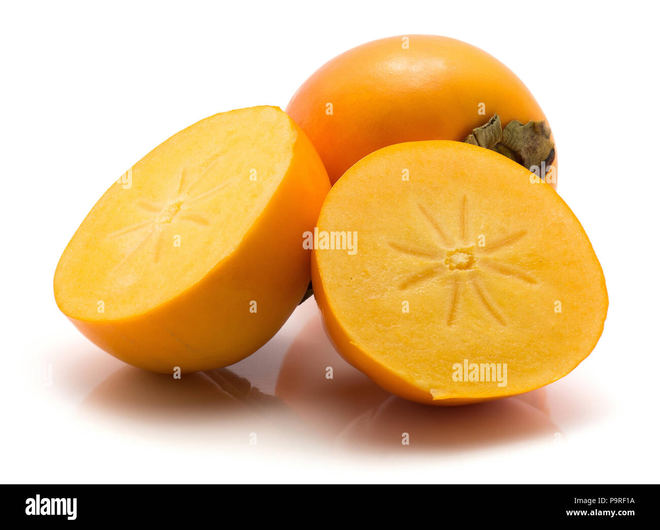 Persimmon Kaki isolati su sfondo bianco un intero due metà sezione Foto Stock