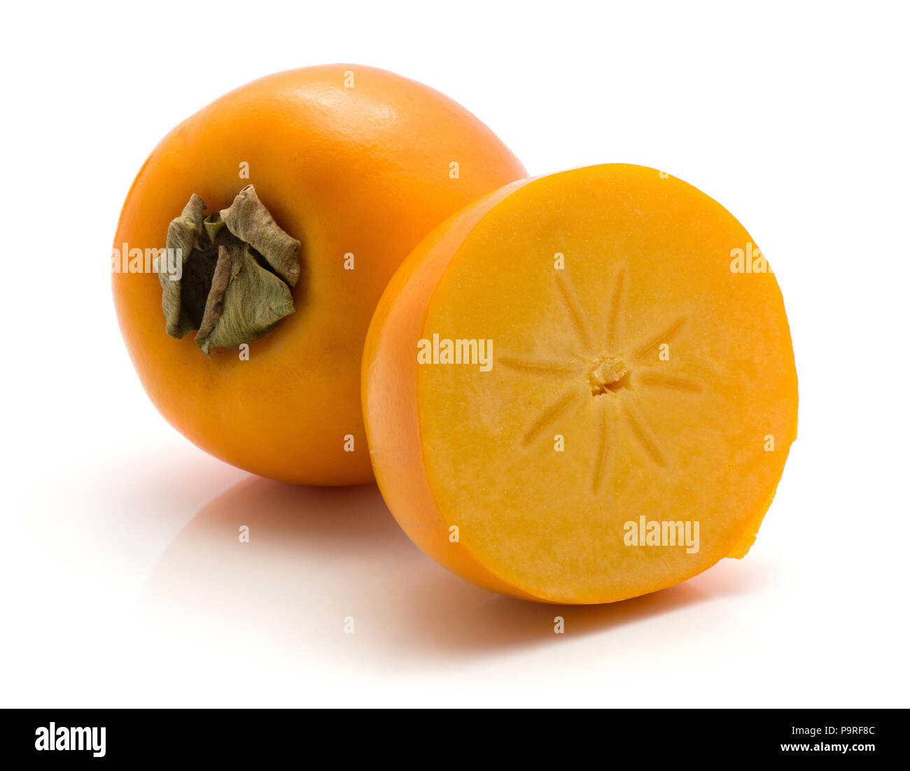 Persimmon Kaki isolati su sfondo bianco di una intera metà Foto Stock