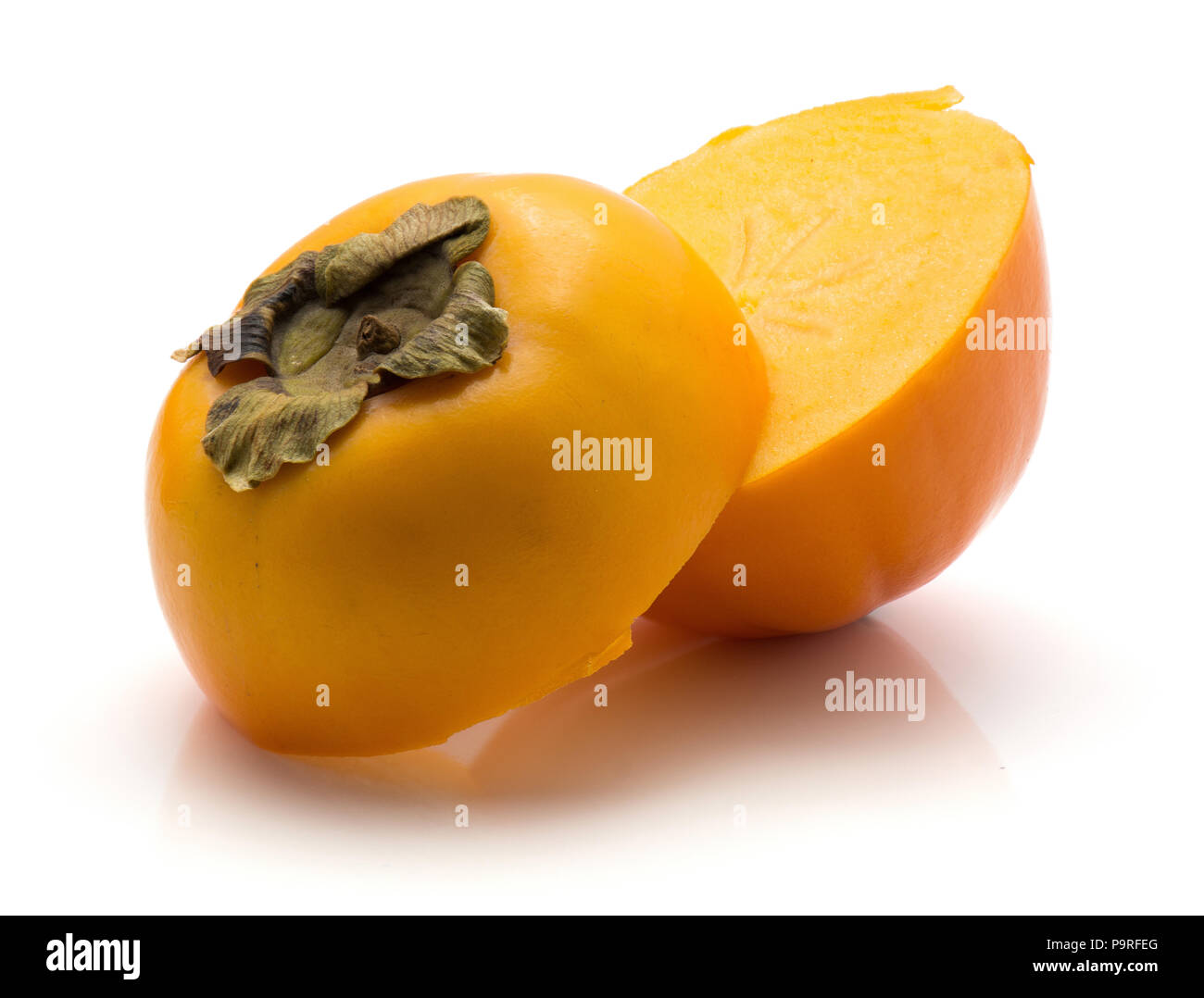 Affettato Kaki persimmon isolati su sfondo bianco due metà Foto Stock