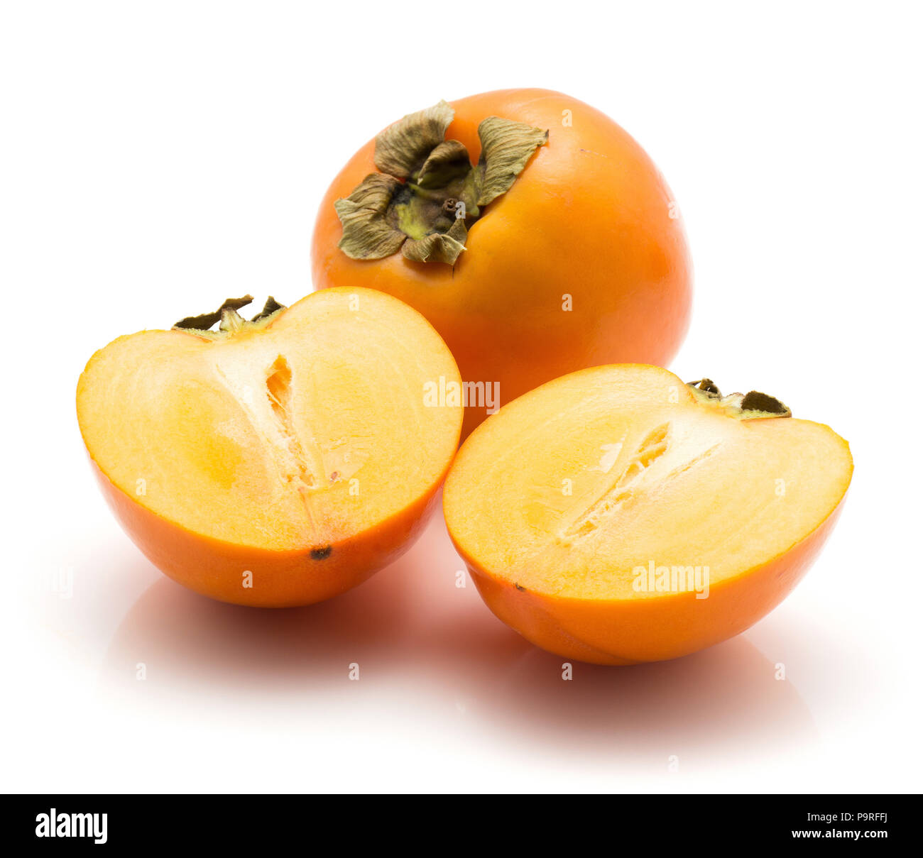 Persimmon Kaki isolati su sfondo bianco un intero due metà Foto Stock