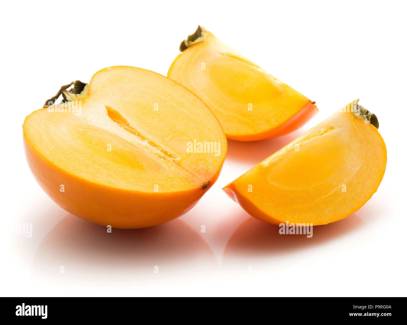 Affettato Kaki persimmon isolati su sfondo bianco una metà due fette trimestre Foto Stock