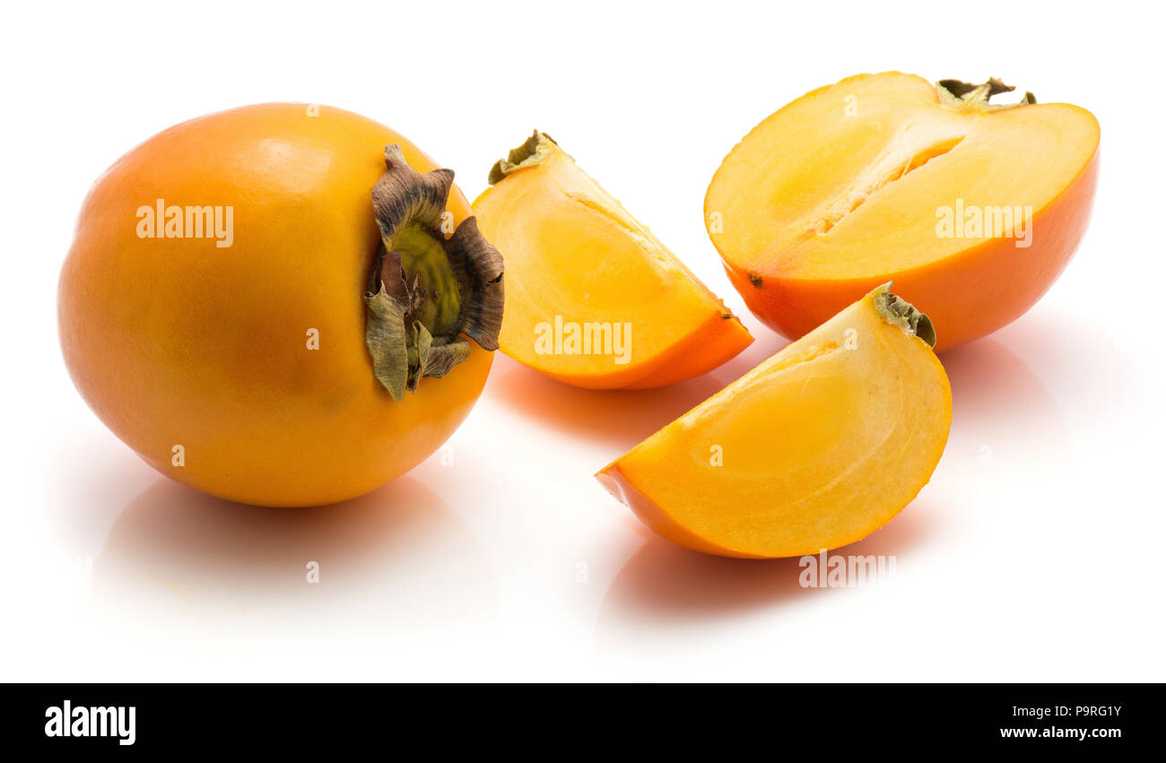 Affettato Kaki persimmon isolati su sfondo bianco di una intera metà due fette quarti Foto Stock