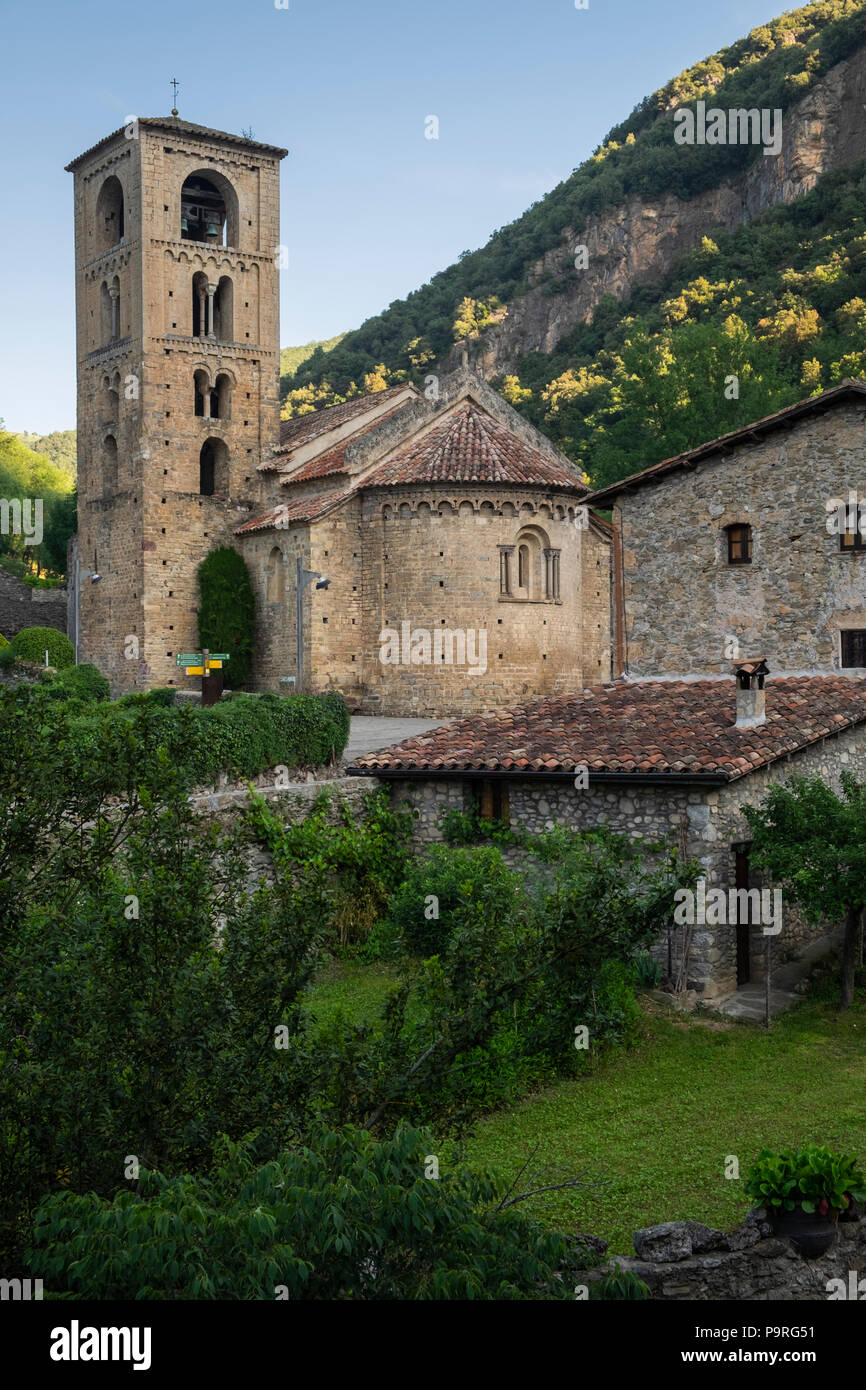 L'XI secolo la chiesa e il campanile di Sant Cristobel nel villaggio Pyreneean di generare, Catalogna, Spagna Foto Stock