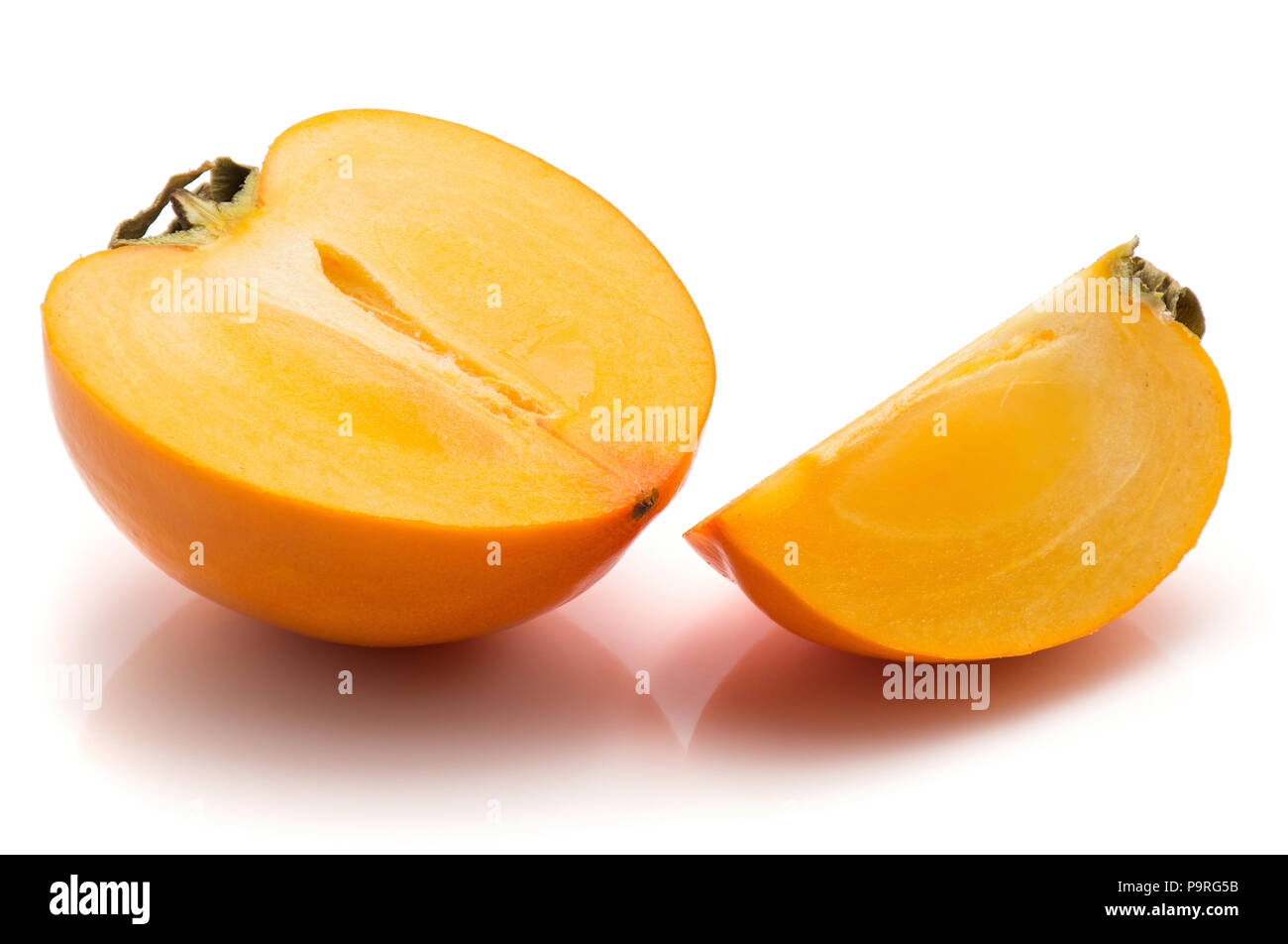Affettato Kaki persimmon isolati su sfondo bianco una metà una fetta trimestre Foto Stock