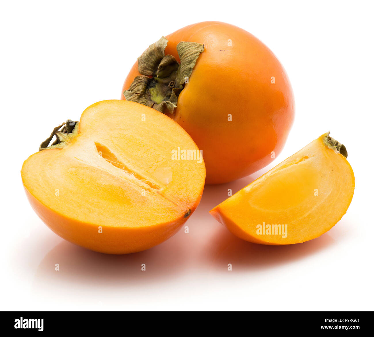 Persimmon Kaki isolati su sfondo bianco una intera fetta di metà trimestre Foto Stock