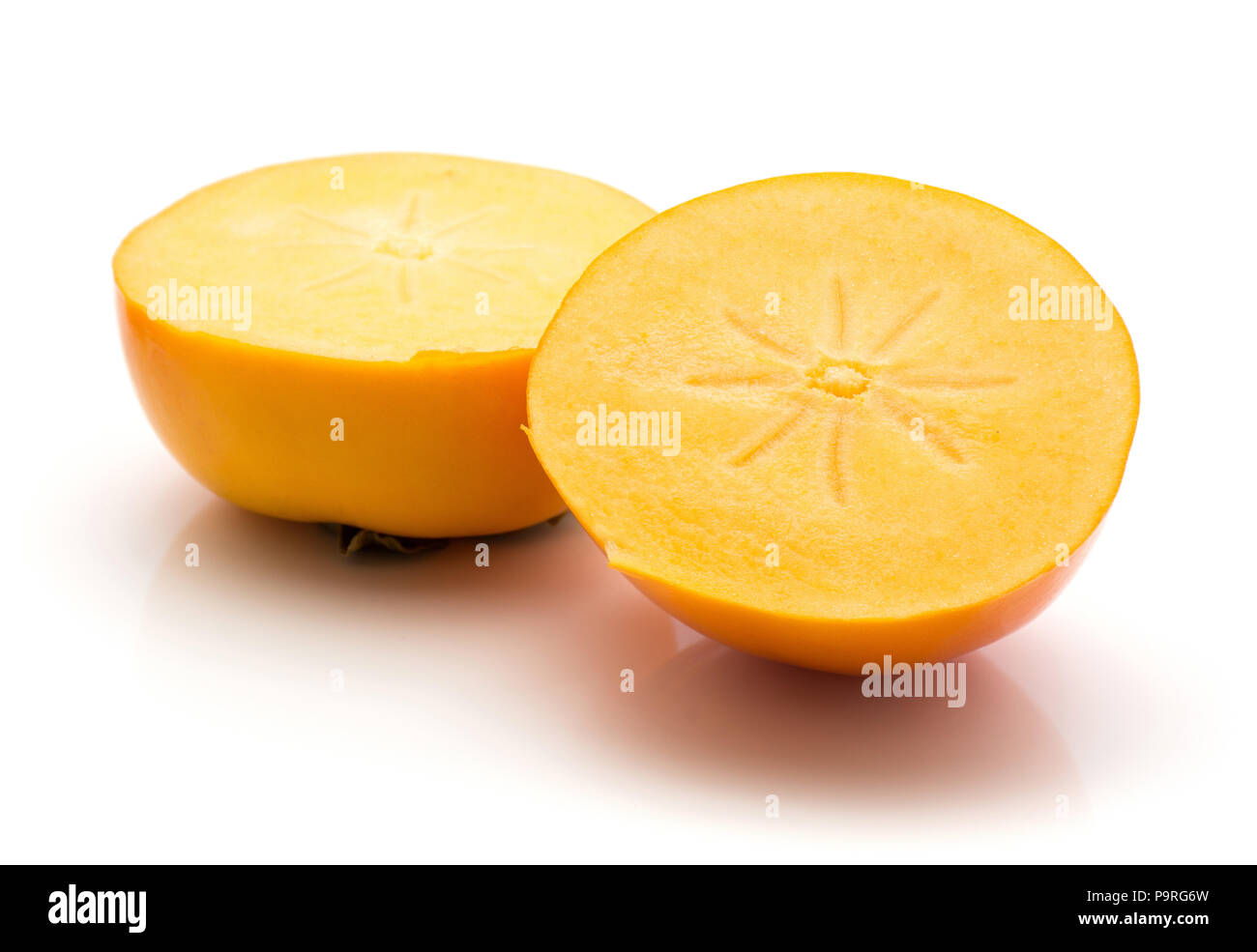 Persimmon Kaki due metà isolato su sfondo bianco Foto Stock