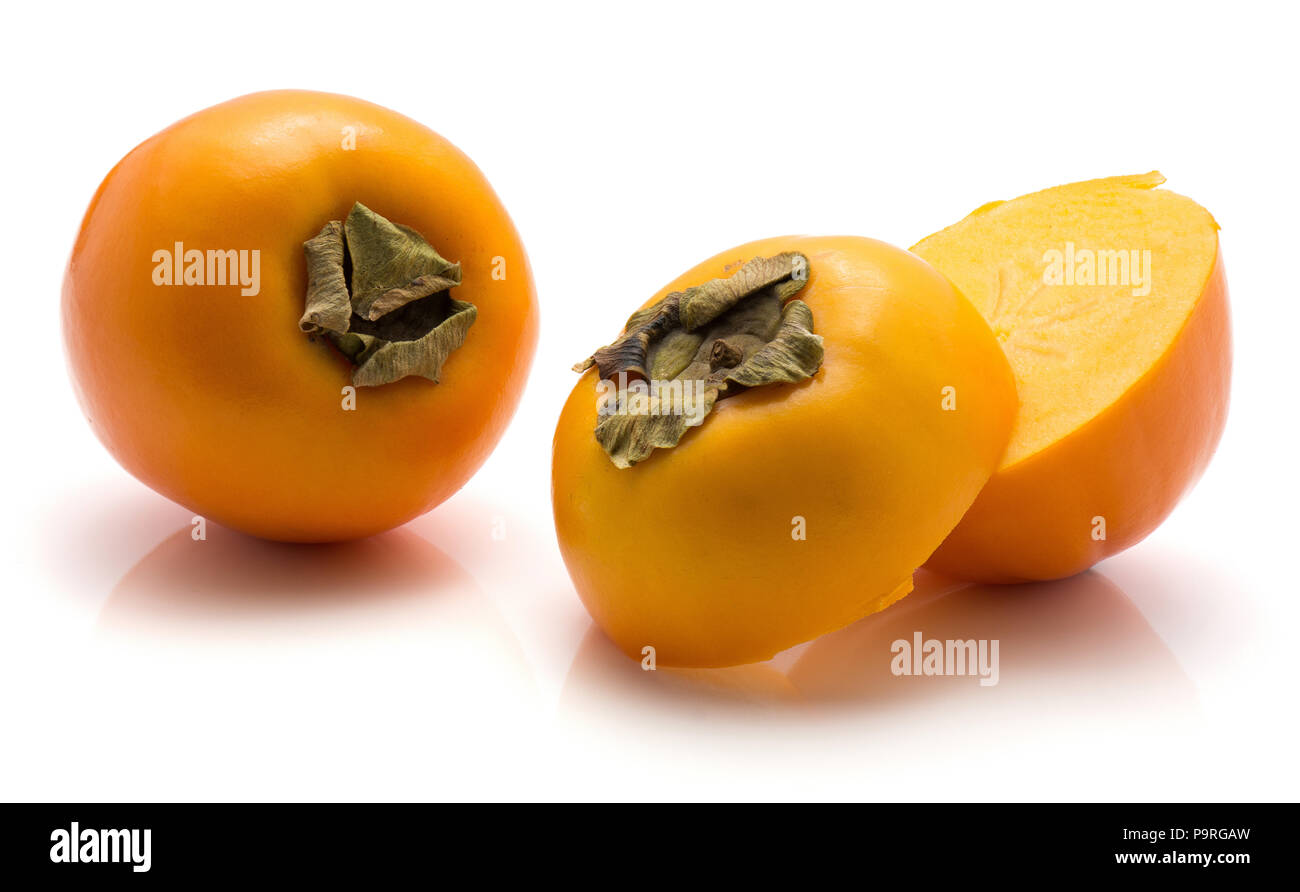 Affettato Kaki persimmon isolati su sfondo bianco un intero due metà Foto Stock