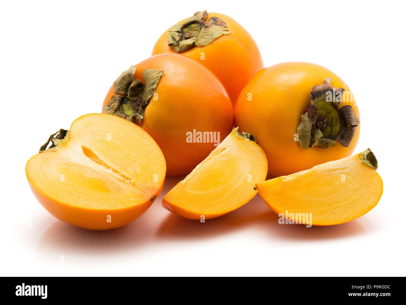Persimmon Kaki isolati su sfondo bianco tre tutta una metà due fette Foto Stock