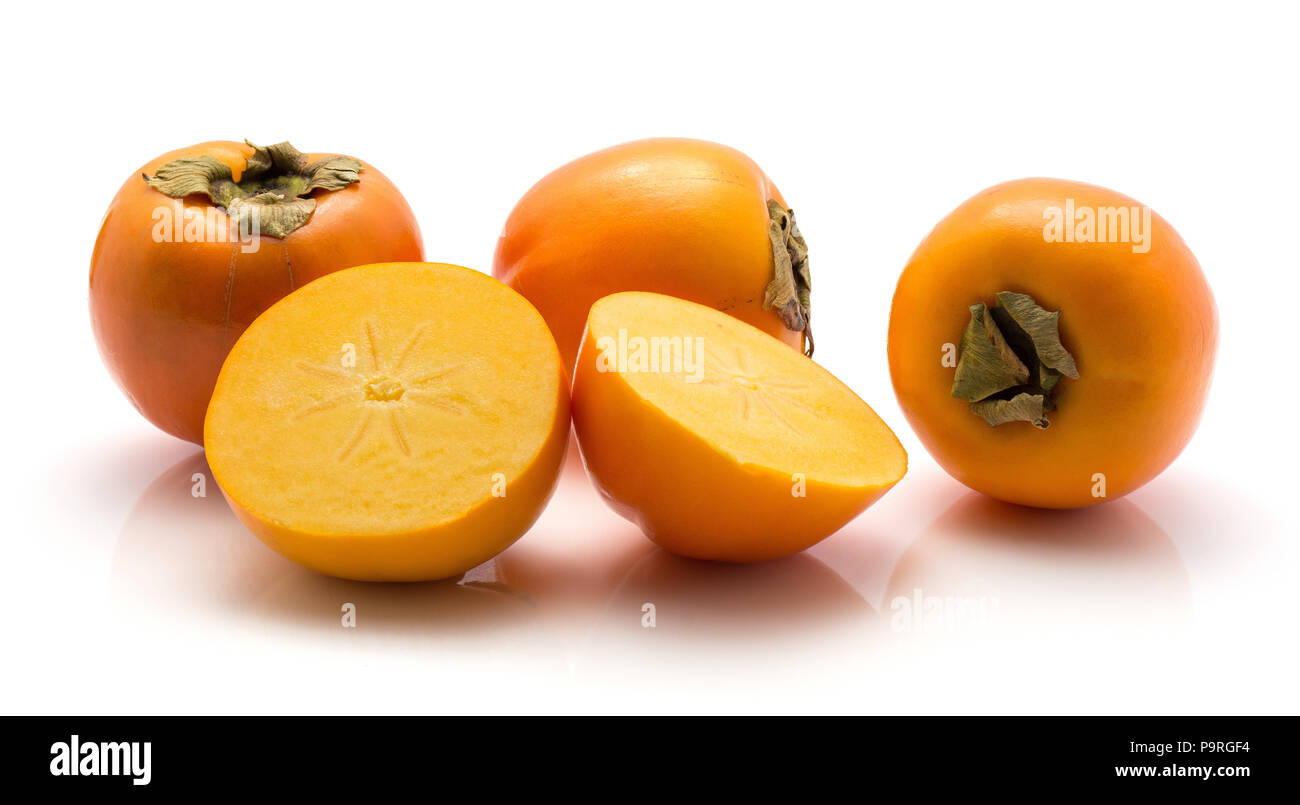 Persimmon Kaki isolati su sfondo bianco tre tutta una tagliati a metà Foto Stock