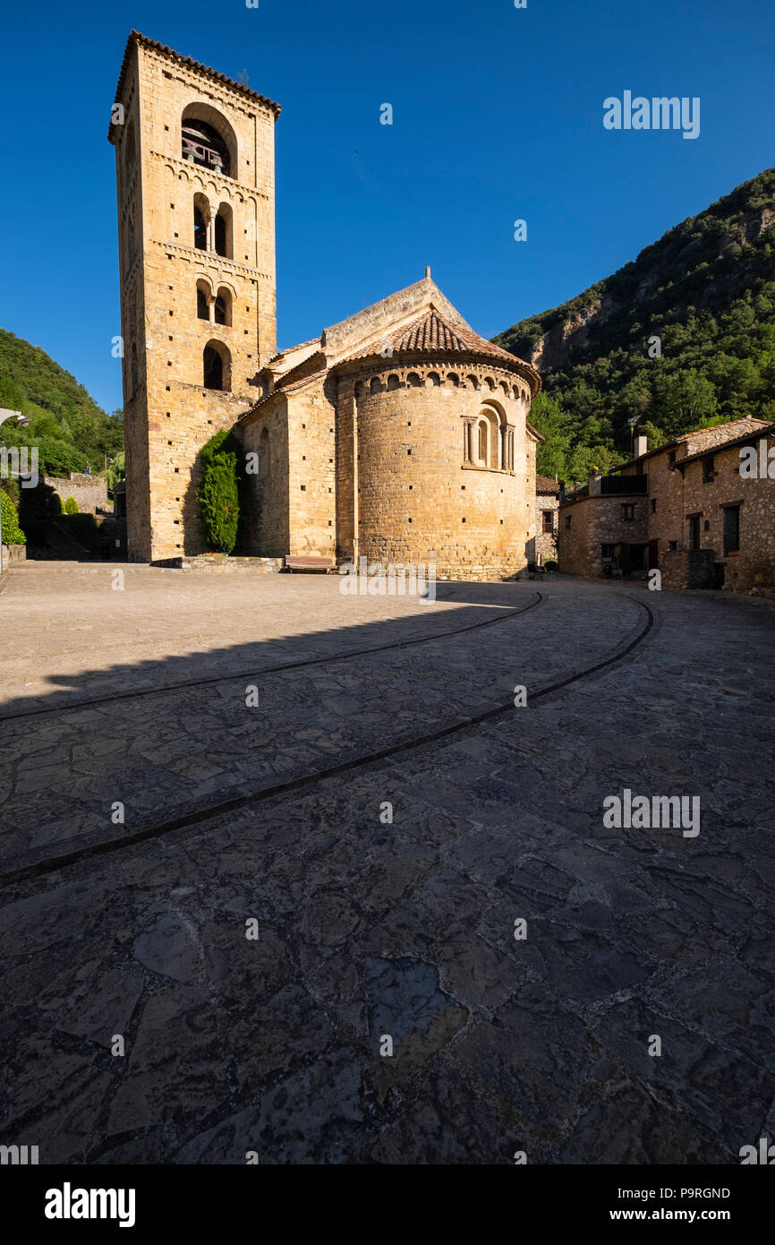 L'XI secolo la chiesa e il campanile di Sant Cristobel nel villaggio Pyreneean di generare, Catalogna, Spagna Foto Stock