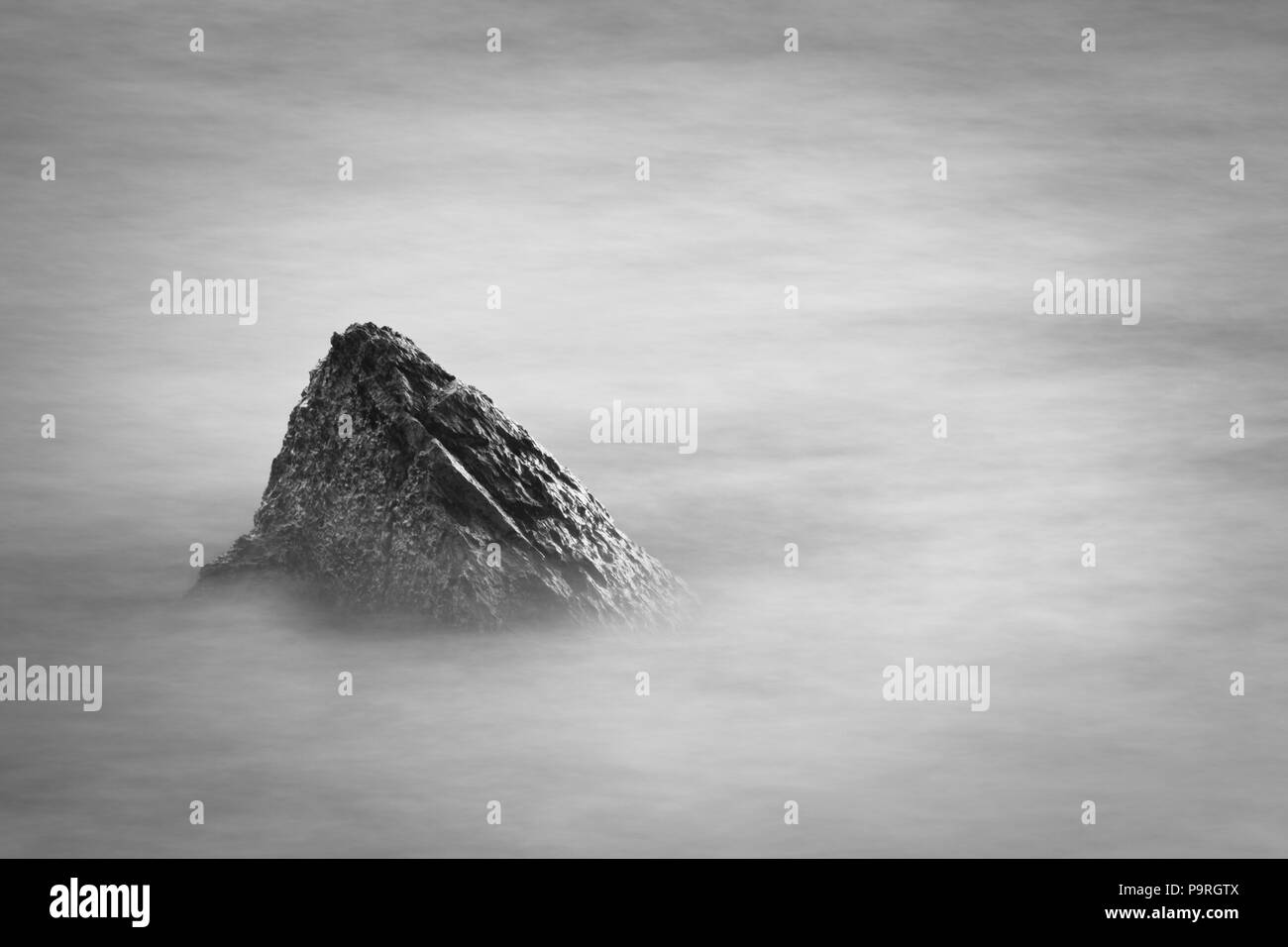 La pietra in mare morbido surf ath il litorale di Oslofjorden, Norvegia. Foto Stock