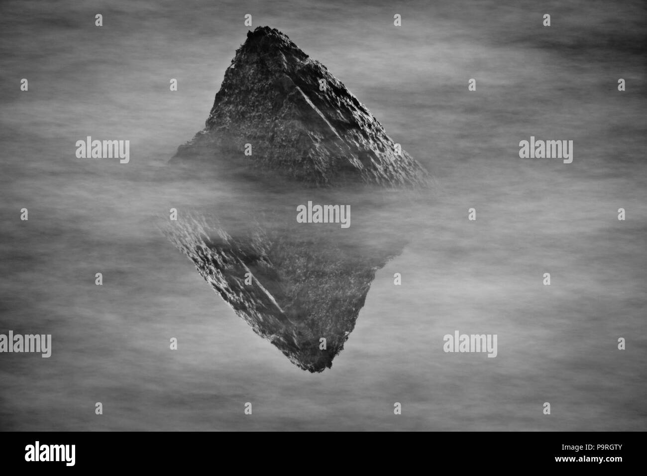 Pietra astratta in mare morbido surf ath il litorale di Oslofjorden, Norvegia. Foto Stock