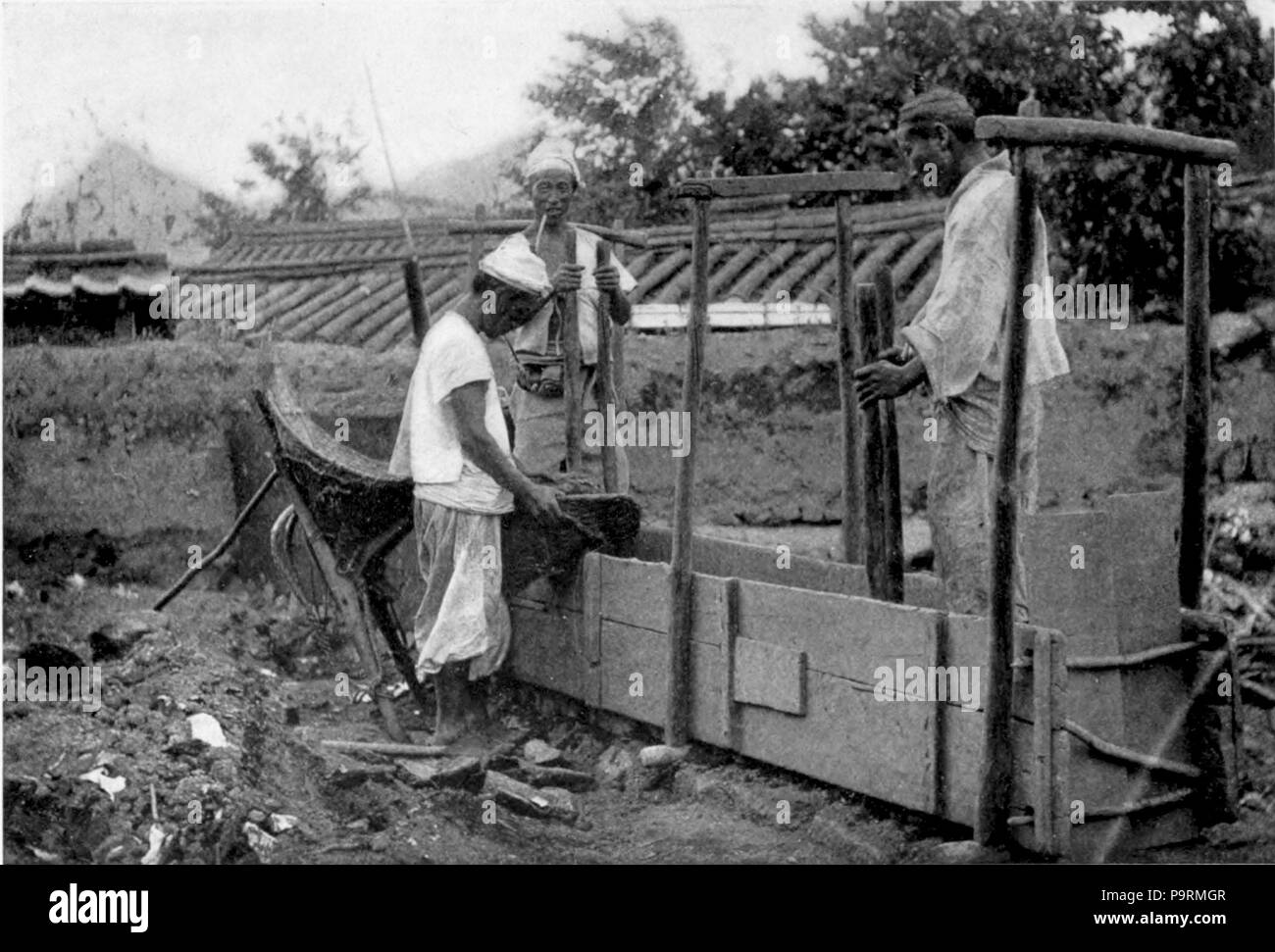 256 La costruzione di un muro di sporcizia, Corea c.1900 Foto Stock