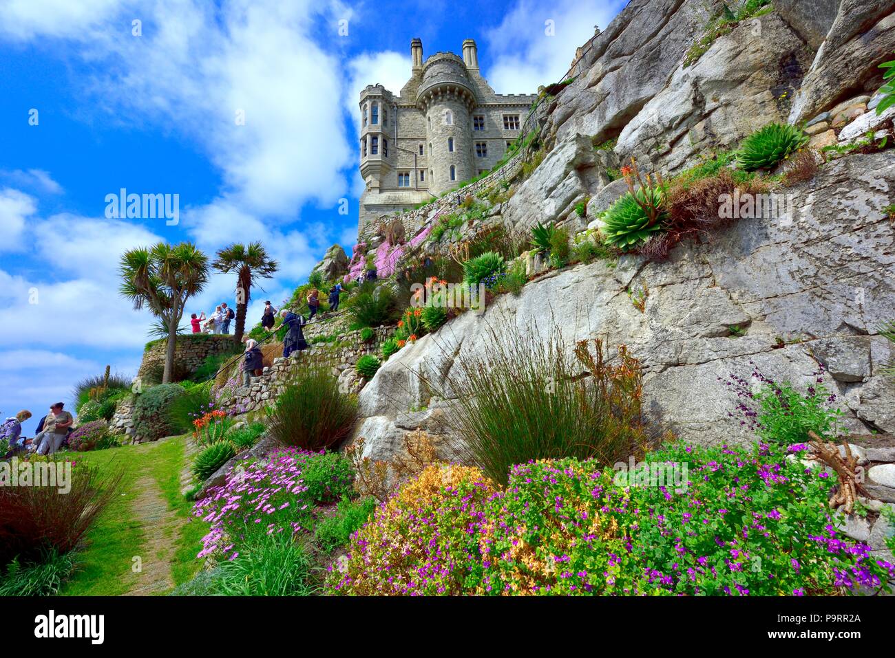 San Michele è il monte Castello e Giardini,Karrek Loos yn Koos,Marazion,Cornwall,l'Inghilterra,uk Foto Stock