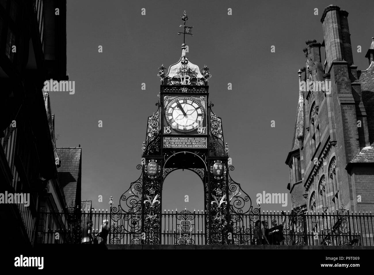 La porta est orologio, che commemora la Regina Vittoria per il Giubileo di Diamante, Chester City, Cheshire, Inghilterra. Foto Stock