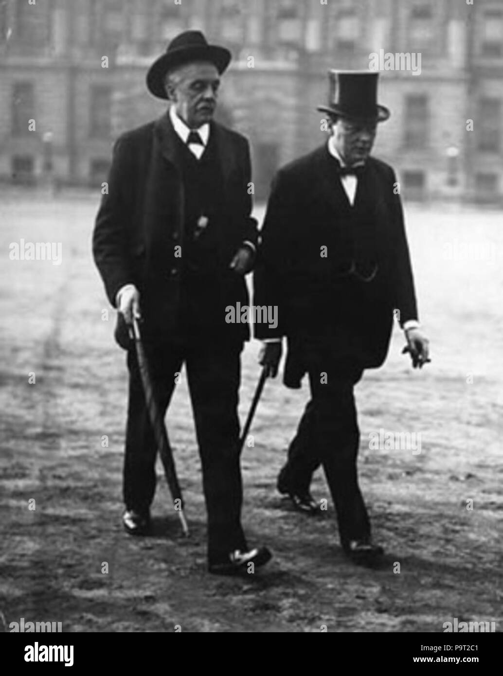 249 British-Prime-Minister-Arthur-Balfour-con-Winston-Churchill Foto Stock