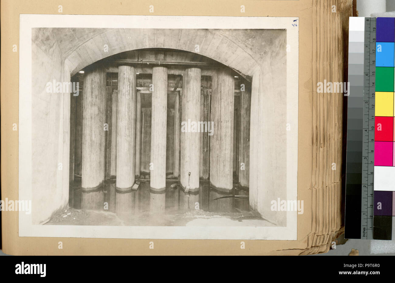 290 Catskill Headworks acquedotto. Inferiore acquedotto speciale che mostra il collegamento alla porta inferiore-camera a sinistra e canale di scarto a destra. Sbarramento di tracimazione nel centro. Contratto 10. Settembre 25, 1913 (NYPL b13814376-435369) Foto Stock