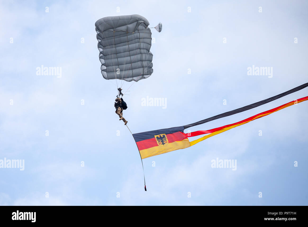 FELDKIRCHEN / GERMANIA - Giugno 9, 2018: paracadutista dalla Bundeswehr, esercito tedesco atterra su un open day il giorno della Bundeswehr in Feldkirchen Foto Stock